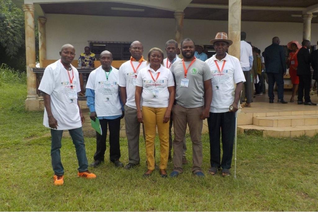 Implication effective des communautés locales dans la conservation du lamantin d'Afrique (Trichechus senegalensis) dans les réserves de faune du lac Ossa et de Douala - Edea.